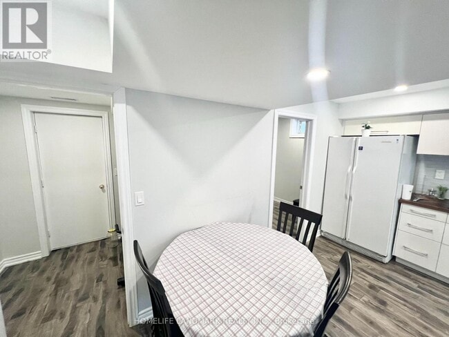 Building Photo - 18 Fountain Ct