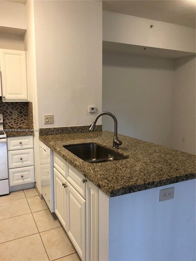 Foto del edificio - 7230 NW 114th Ave