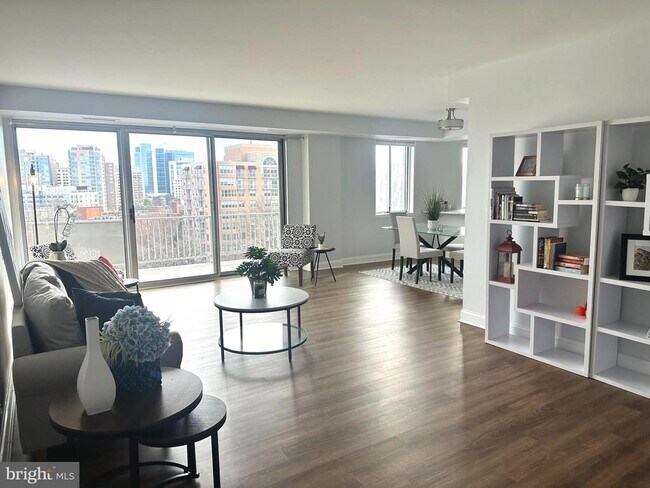 Foto del edificio - 8315 N Brook Ln