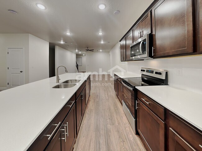 Building Photo - 4370 N Poplar St