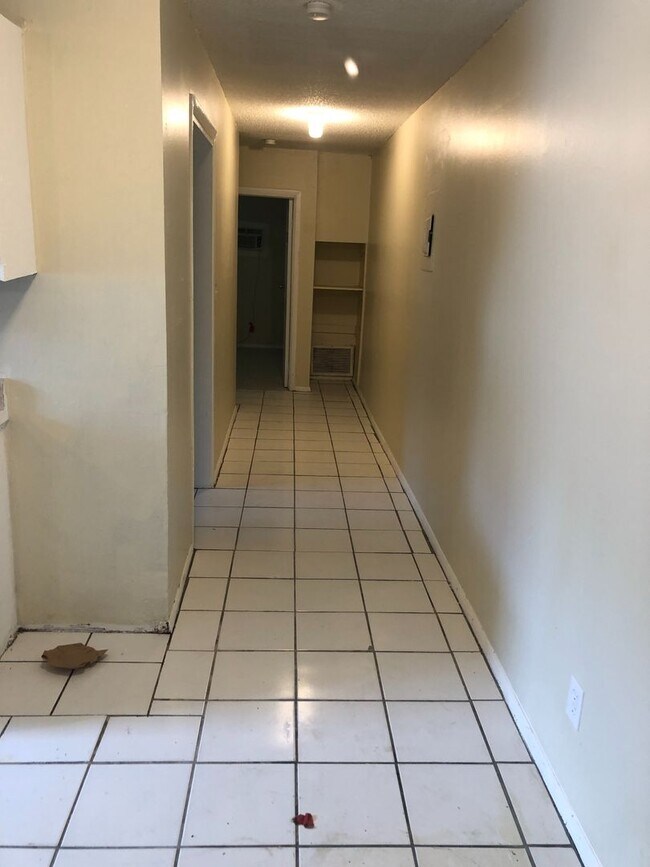 Building Photo - Large 2-1 duplex