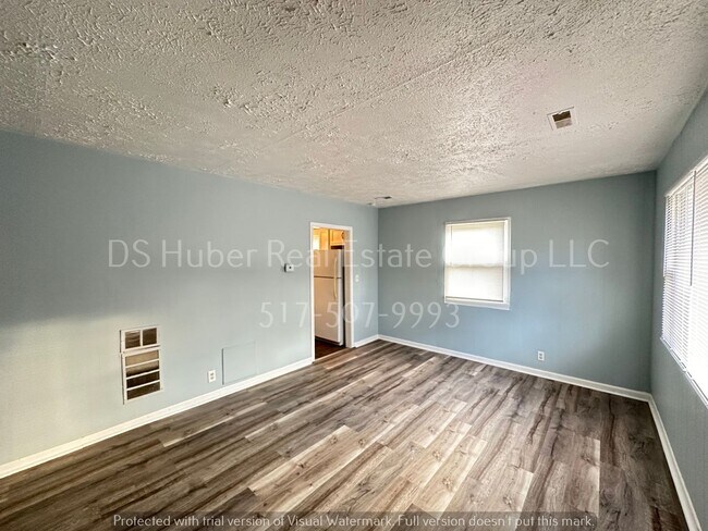 Foto del edificio - 3 Bed 1 Bath on Lansing's North Side