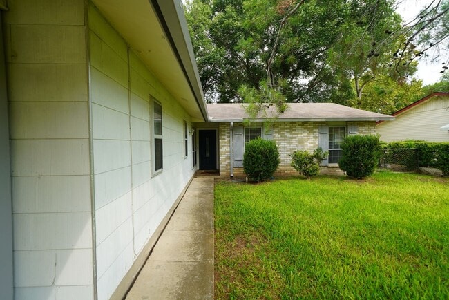 Building Photo - Updated home in established Schertz Neighb...
