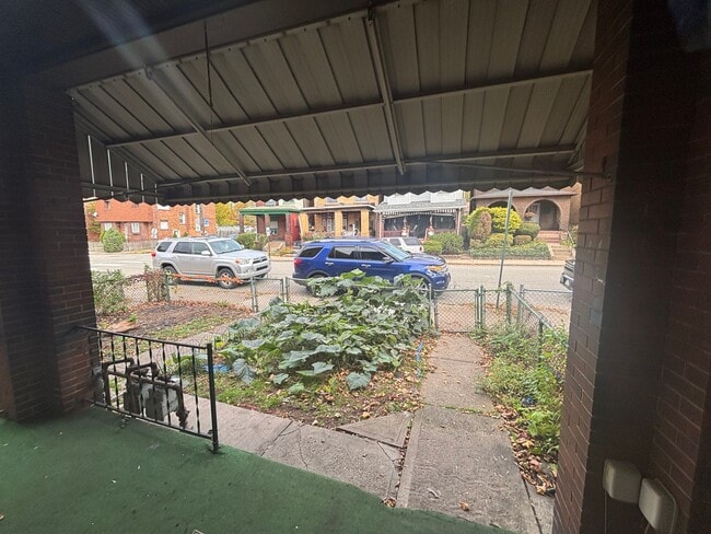 Building Photo - Sweet Single Story Swissvale Living!