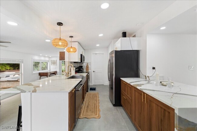 Foto del edificio - 2123 Holiday Ln
