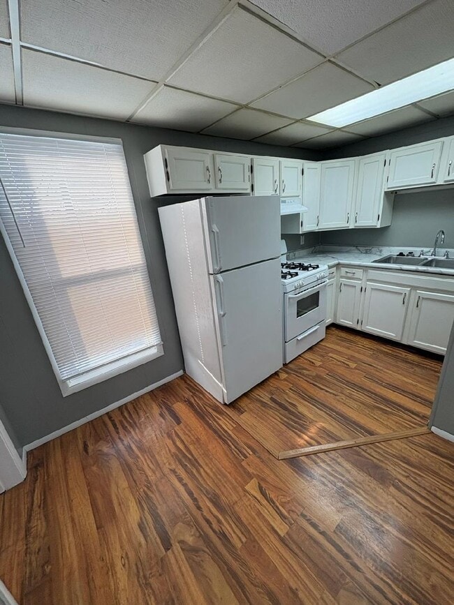 Building Photo - 912 N Madison St