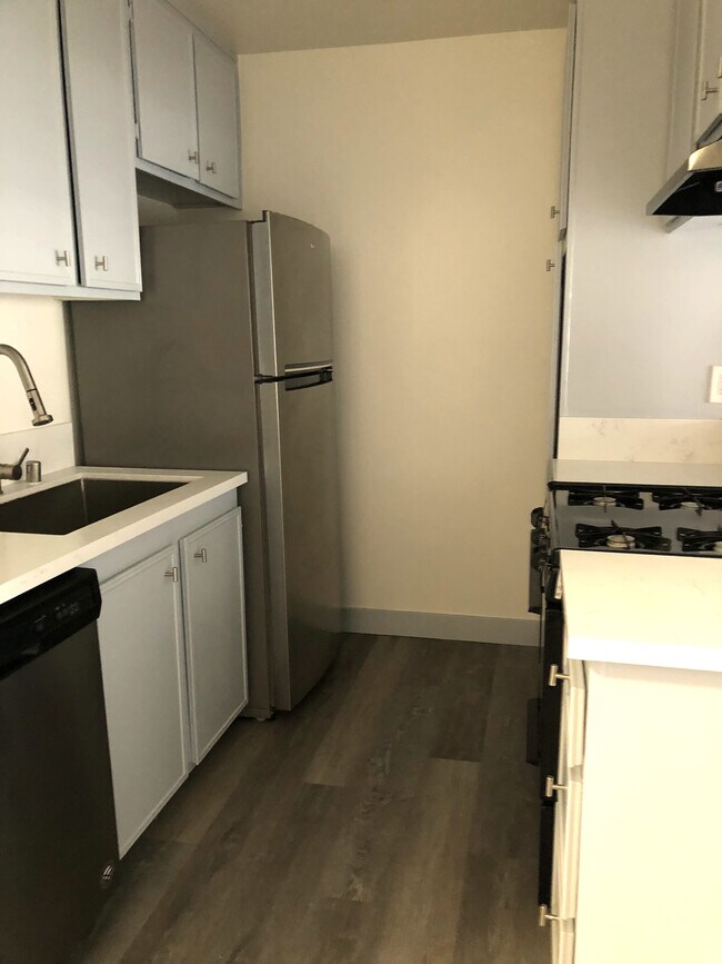 Modern Appliances - 3189 Cheviot Vista Plz