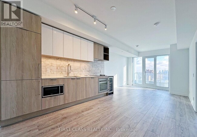 Building Photo - 2020-2020 Bathurst St