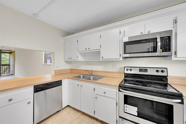 Building Photo - 8415 Forest Hills Dr