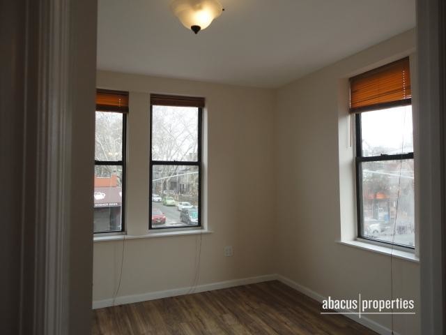 Foto del edificio - 670 E 4th St