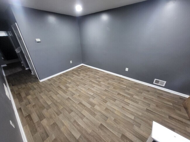 Building Photo - 4 Bed/ 2 Bath Townhouse