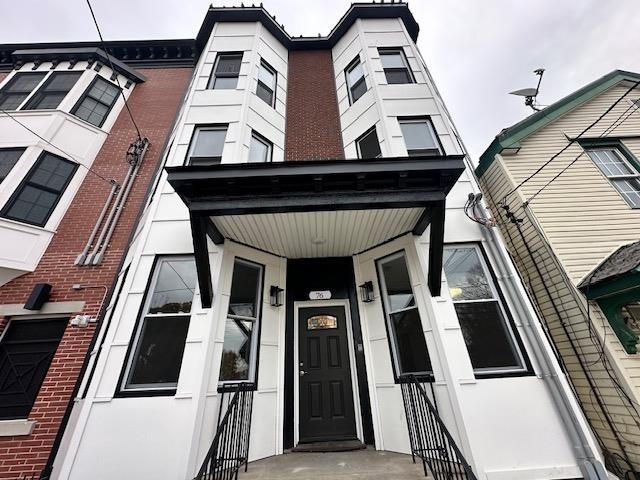 Primary Photo - 76 Manhattan Ave