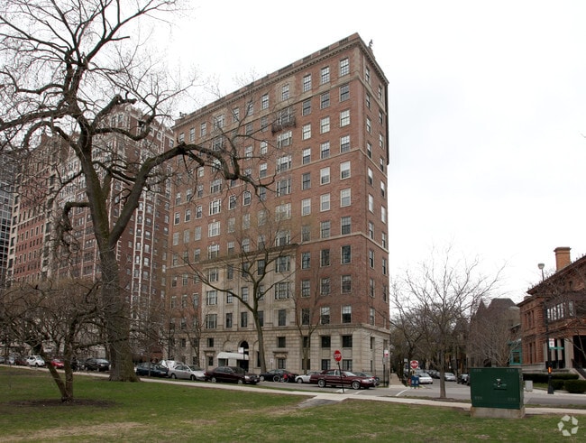 Primary Photo - 2450 N Lakeview Ave