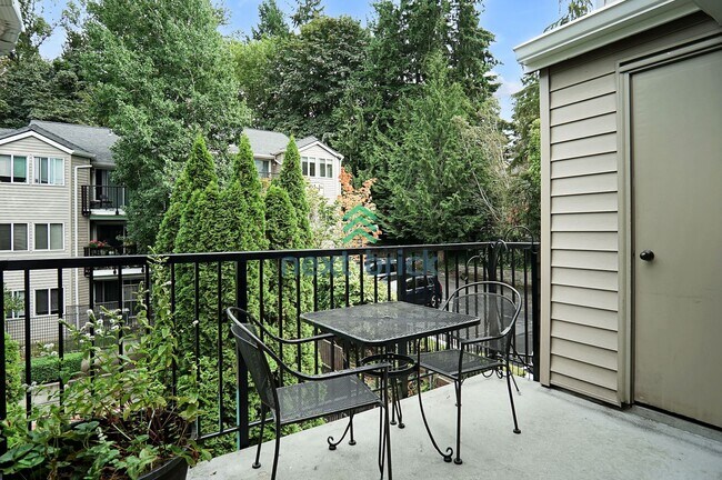 Building Photo - 2 BED & 1 BATH CONDO FOR RENT
