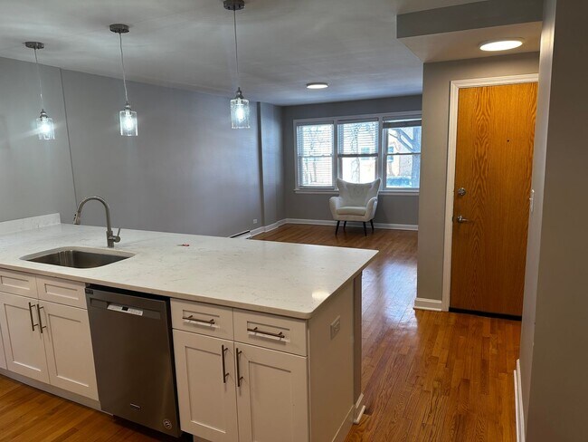 Foto del edificio - Spacious 2 Bed, 1 Bath, Plus Den/Office in...