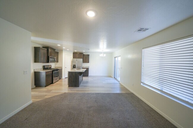 Foto del edificio - Spacious Townhome for Rent – Prime Location!