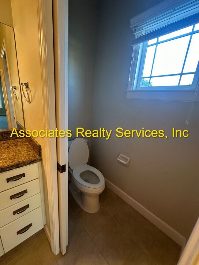 Foto del edificio - Live in Haile Market Square!  Now Available – 3BR/2BA unit