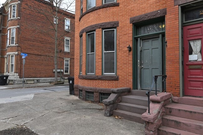 Building Photo - 208 Hamilton St