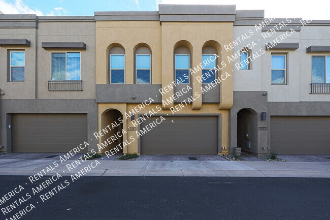 Building Photo - ELEGANTE 3/2.5 +LOFT Townhome -Move In Ready