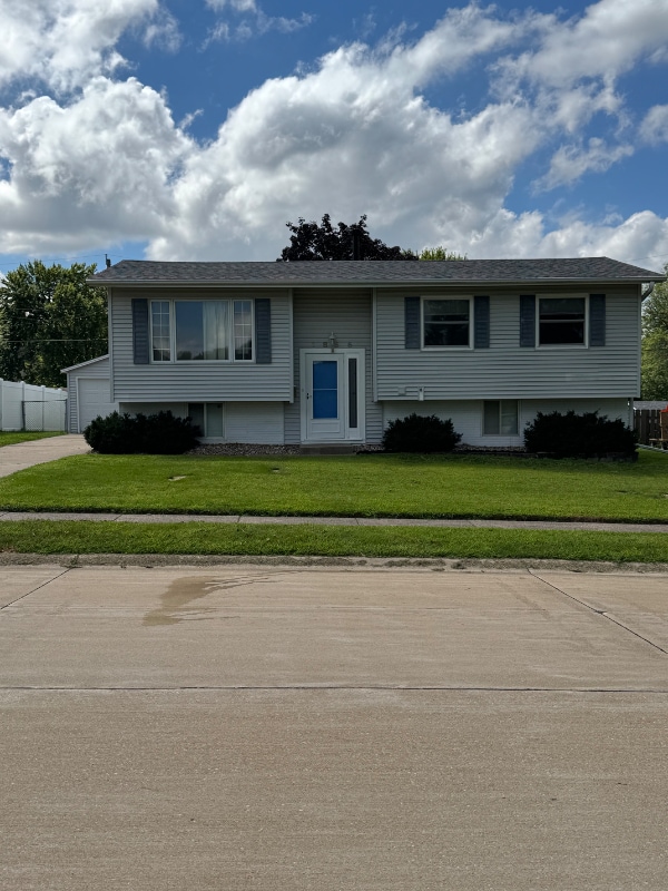 Building Photo - 1855 Queens Dr