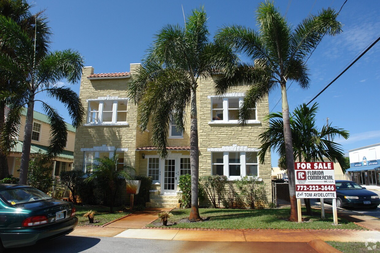 Building Photo - 400 SW Camden Ave