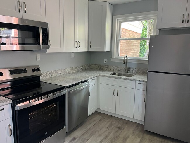 Building Photo - Renovated Rambler Close to Walter Reed, NI...