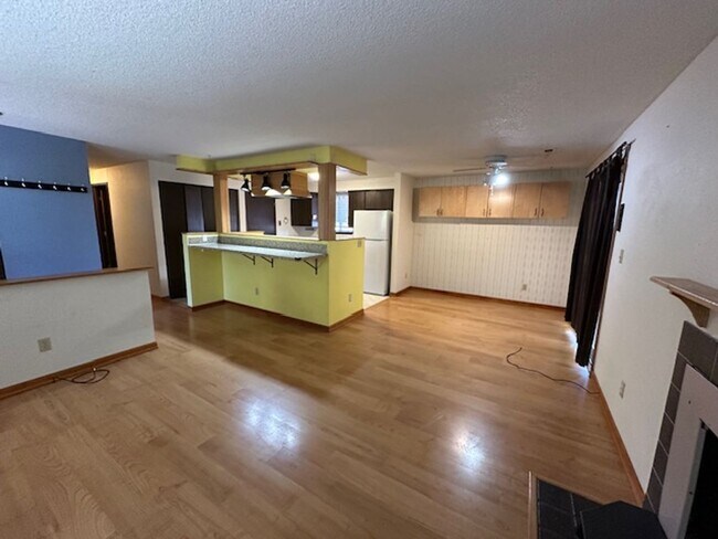 Building Photo - Clean 3 Bedroom Home With A One Car Garage...