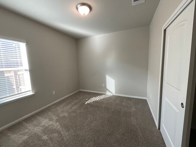 Foto del edificio - Available Now - Beautiful 3 Bedroom 2 Bath...