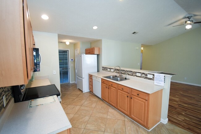 Building Photo - 717 W Perry Rd