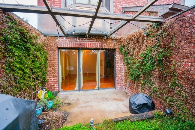 Foto del edificio - 7447 Cambridge St