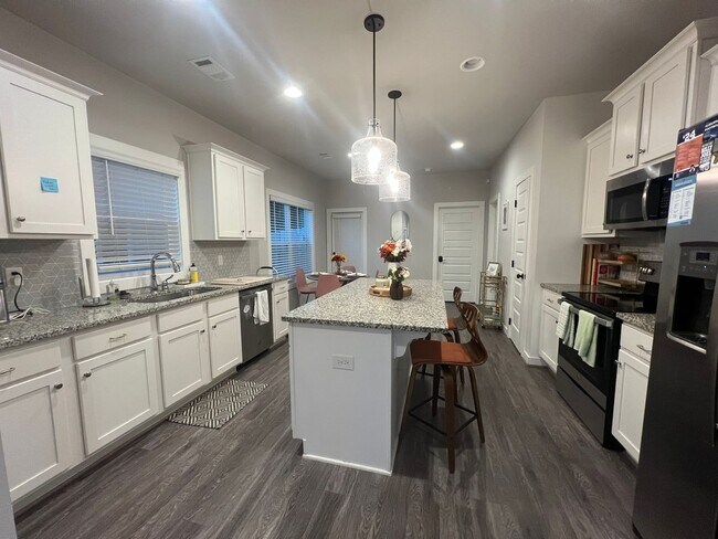 Building Photo - Gorgeous 3 BR/3BR Available Summer 2025