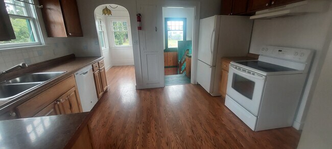 Looking through kitchen to dining room and back door - 2827 Cottonwood Ave