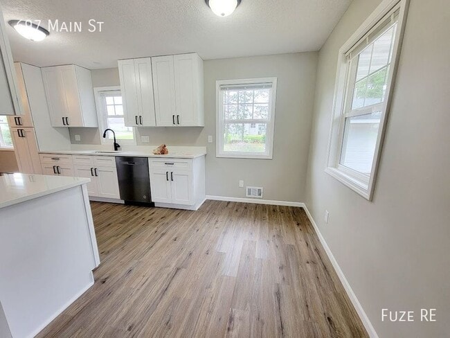 Foto del edificio - 697 Main St