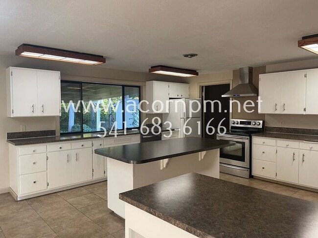 Building Photo - Geourgous 4 BD 2 BA Home in Eugene! Fenced...