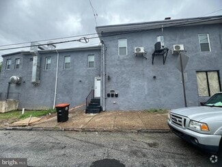 Building Photo - 701 W 6th St
