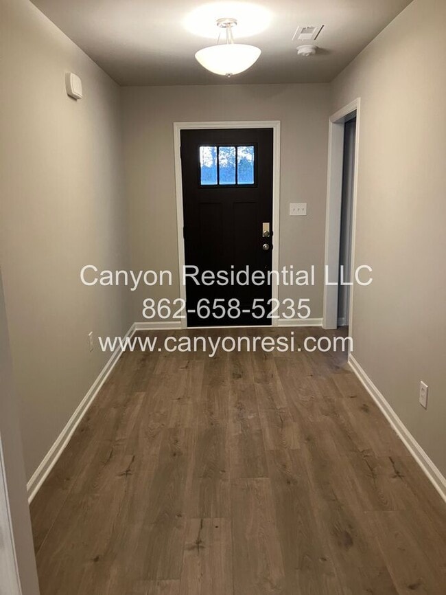 Foto del edificio - Great 3 BR 2 BA in great location won't last long!