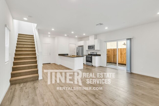 Building Photo - Gorgeous Roseville Home