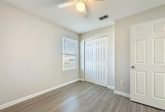 Foto del edificio - 9487 Thorn Glen Rd