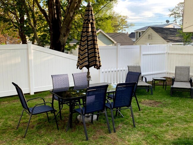 Foto del edificio - 8 Pine Tree Ave