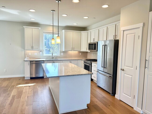Foto del edificio - Modern 3-bed, 2.5-bath Townhome in Lake Forrest Park!