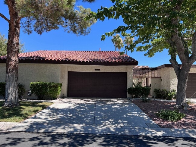 Building Photo - MARVELOUS 3 BEDROOM TOWNHOME WITH 2 CAR GA...