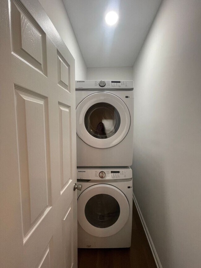 Foto del edificio - NEW CONSTRUCTION PRE-LEASING FOR AUGUST 9 2026!