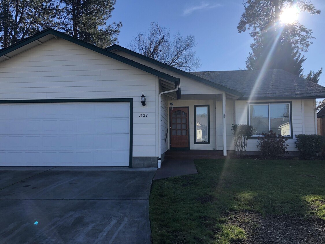821 Golden Park Dr, Grants Pass, OR 97527 House Rental in Grants Pass