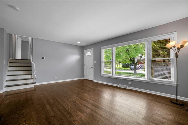 Foto del edificio - 471 Forest Preserve Dr