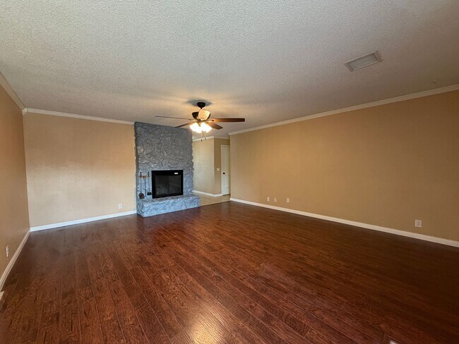 Foto del edificio - 3-bedroom, 2-bath rental in the heart of Tulsa, located in the highly desirable Union School Dist...