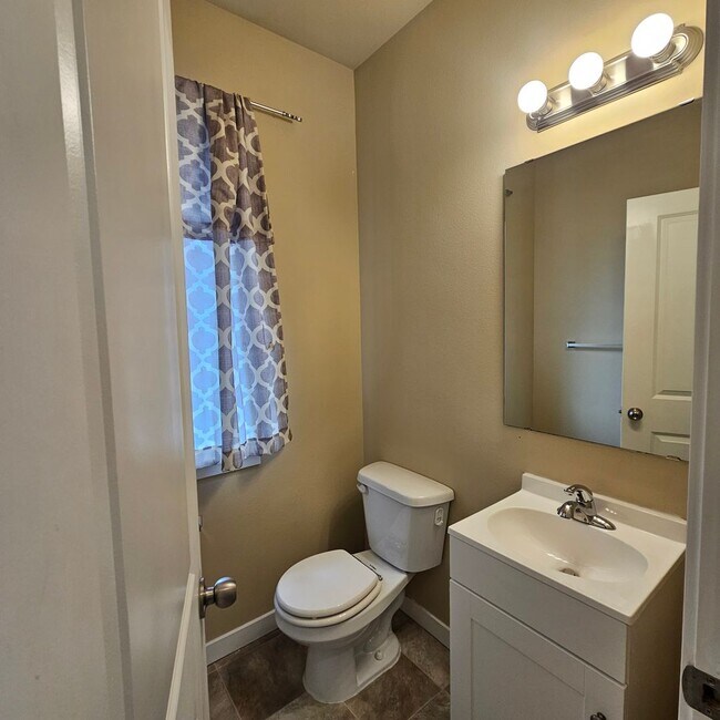 Foto del edificio - A Place to Call Home: Modern 4-Bedroom With Open Layout & Fenced Yard