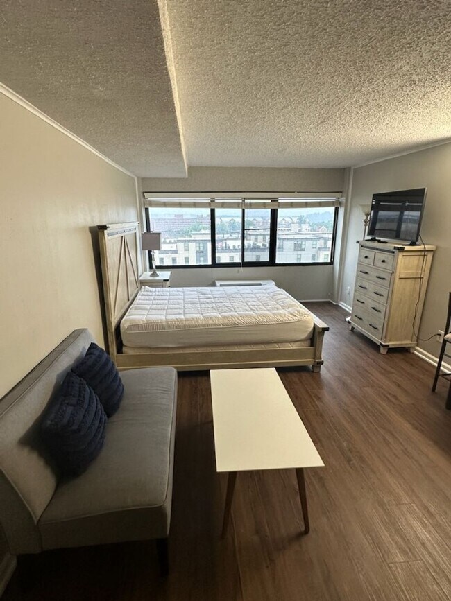 Foto del edificio - $1290/month for FURNISHED Studio @ University Towers Available FALL 2026!