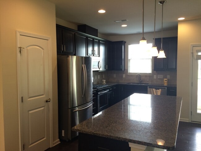 Building Photo - Beautiful 3 bedroom 2.5 Bath  Townhome w/ 1-Car Garage in Weatherfield, Cary. May 7th!