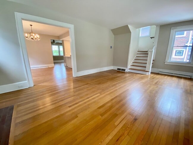 Building Photo - North Asheville - Renovated 1020's Charmer!