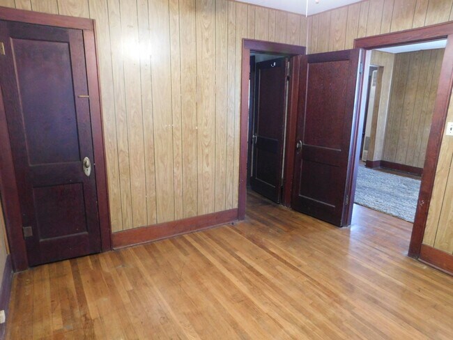 Building Photo - Charming 2-bedroom, 1-bathroom home locate...